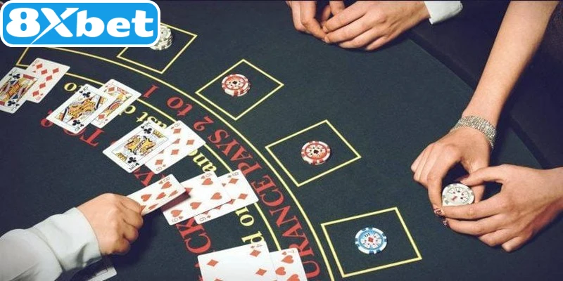 chơi Blackjack chia đôi bài